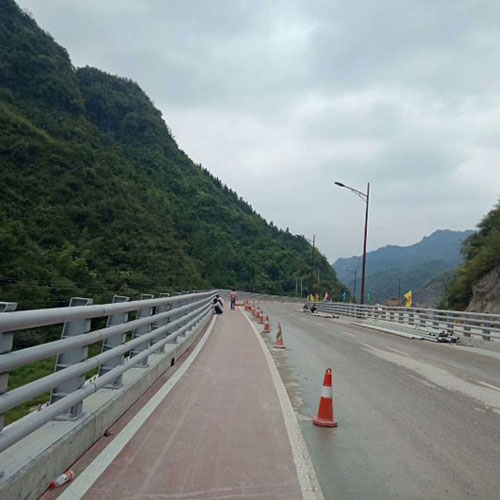 威海乳山市金牛山路（lù）防撞護欄工程
